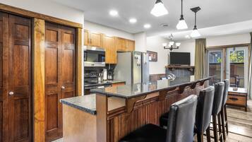 Kylskåp, mikrovågsugn, ugn och spishäll