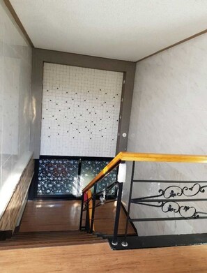 مكتب ومساحة عمل للكمبيوتر المحمول وستائر تعتيم ومكواة/لوح كي