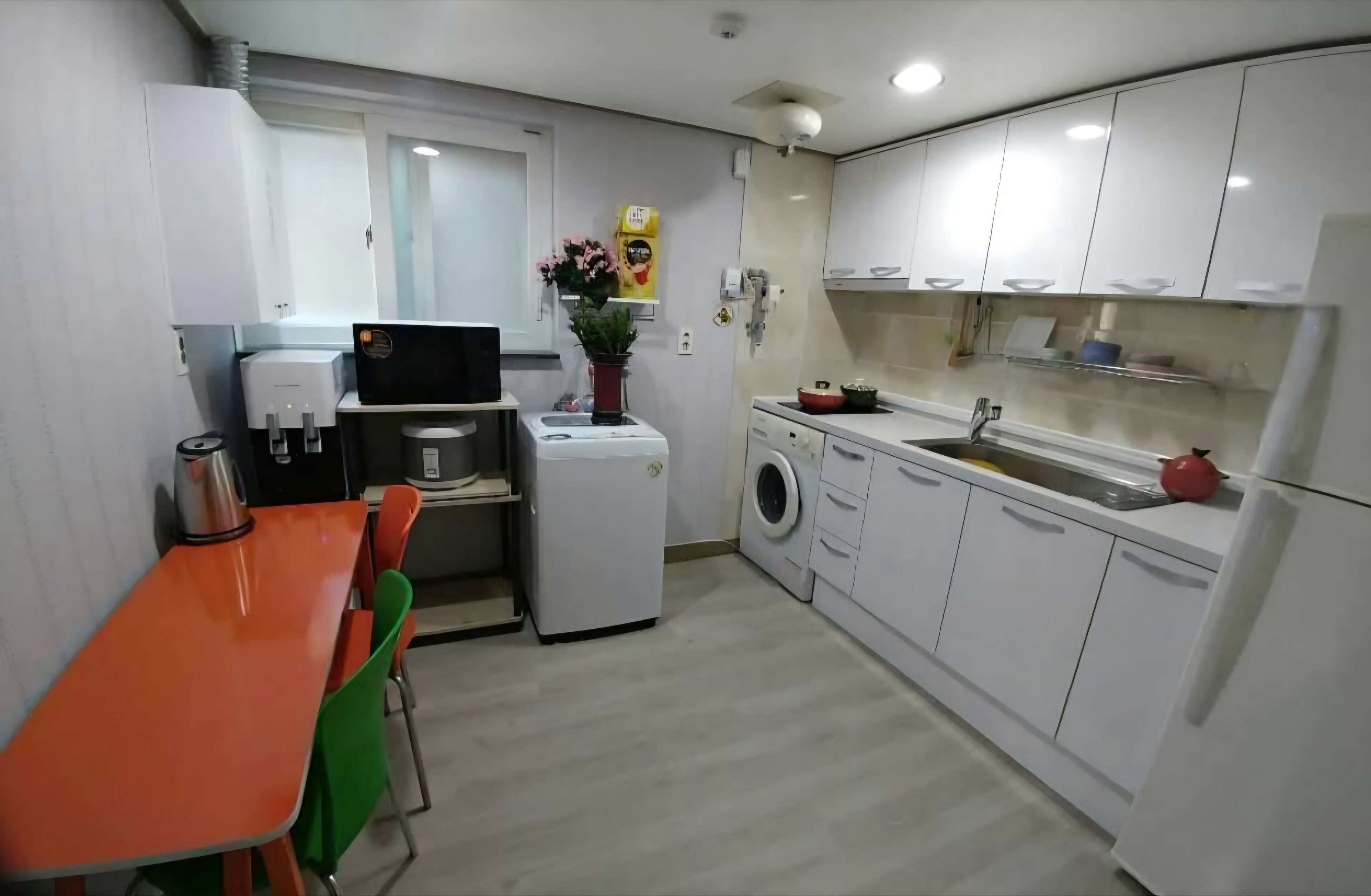 Shared fridge, microwave, cookware/dishes/utensils