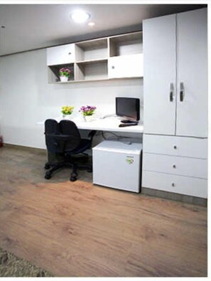 مكتب ومساحة عمل للكمبيوتر المحمول وستائر تعتيم ومكواة/لوح كي