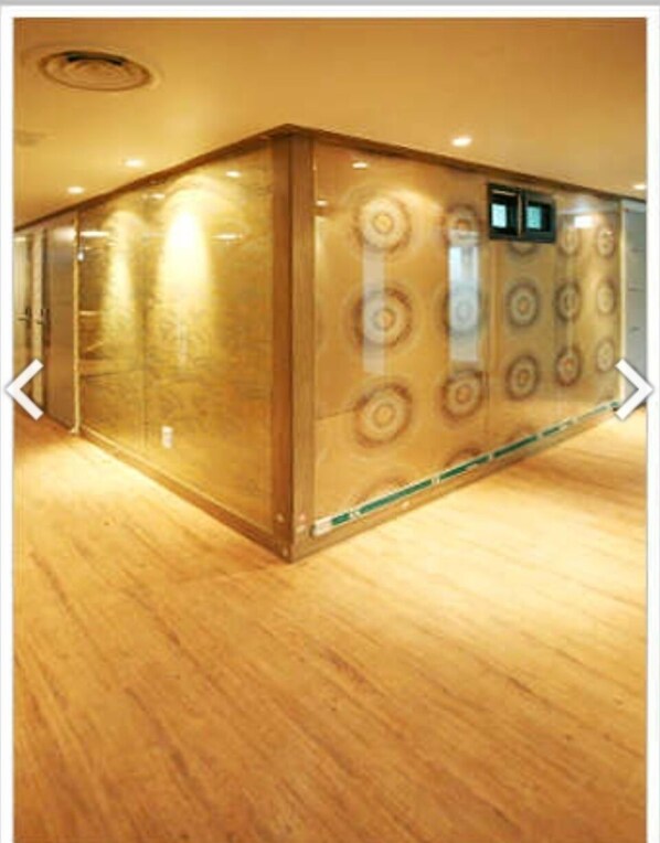 Escritorio, espacio para trabajar con laptop y cortinas blackout 