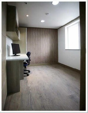 مكتب ومساحة عمل للكمبيوتر المحمول وستائر تعتيم ومكواة/لوح كي