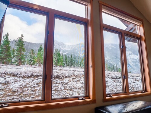 EV Charger / Central Heat / 2 Car Garage / Park 4 Cars / Hot Tub Nearby / Hike!