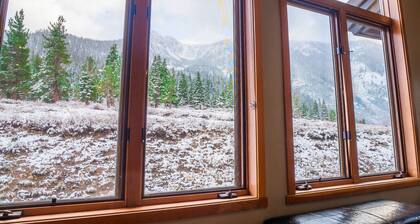 EV Charger / Central Heat / 2 Car Garage / Park 4 Cars / Hot Tub Nearby / Hike!