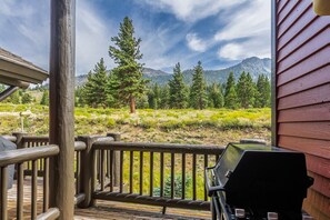 Property grounds - EV Charger / Central Heat / 2 Car Garage / Park 4 Cars / Hot Tub Nearby / Hike! (Mammoth Lakes)