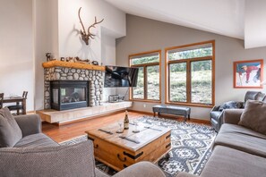 Smart TV, fireplace, DVD player, offices - EV Charger / Central Heat / 2 Car Garage / Park 4 Cars / Hot Tub Nearby / Hike! (Mammoth Lakes)