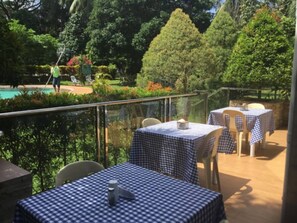 Room, 1 Bedroom, Accessible, Garden View | Dining room