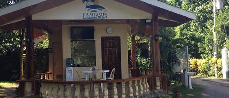 Chambre, 1 chambre, accessible aux personnes à mobilité réduite, vue jardin | Entrée de l’hébergement