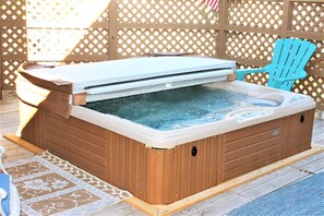 Outdoor spa tub - Mt Adams 6 - Hot Tub, Bikes, Great North End Forested Location (Sunriver)