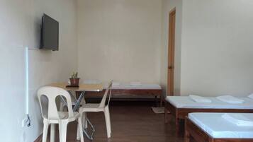 Chambre, 1 chambre, accessible aux personnes Ă mobilitĂ© rĂ©duite, vue jardin | Ăquipements de la chambre