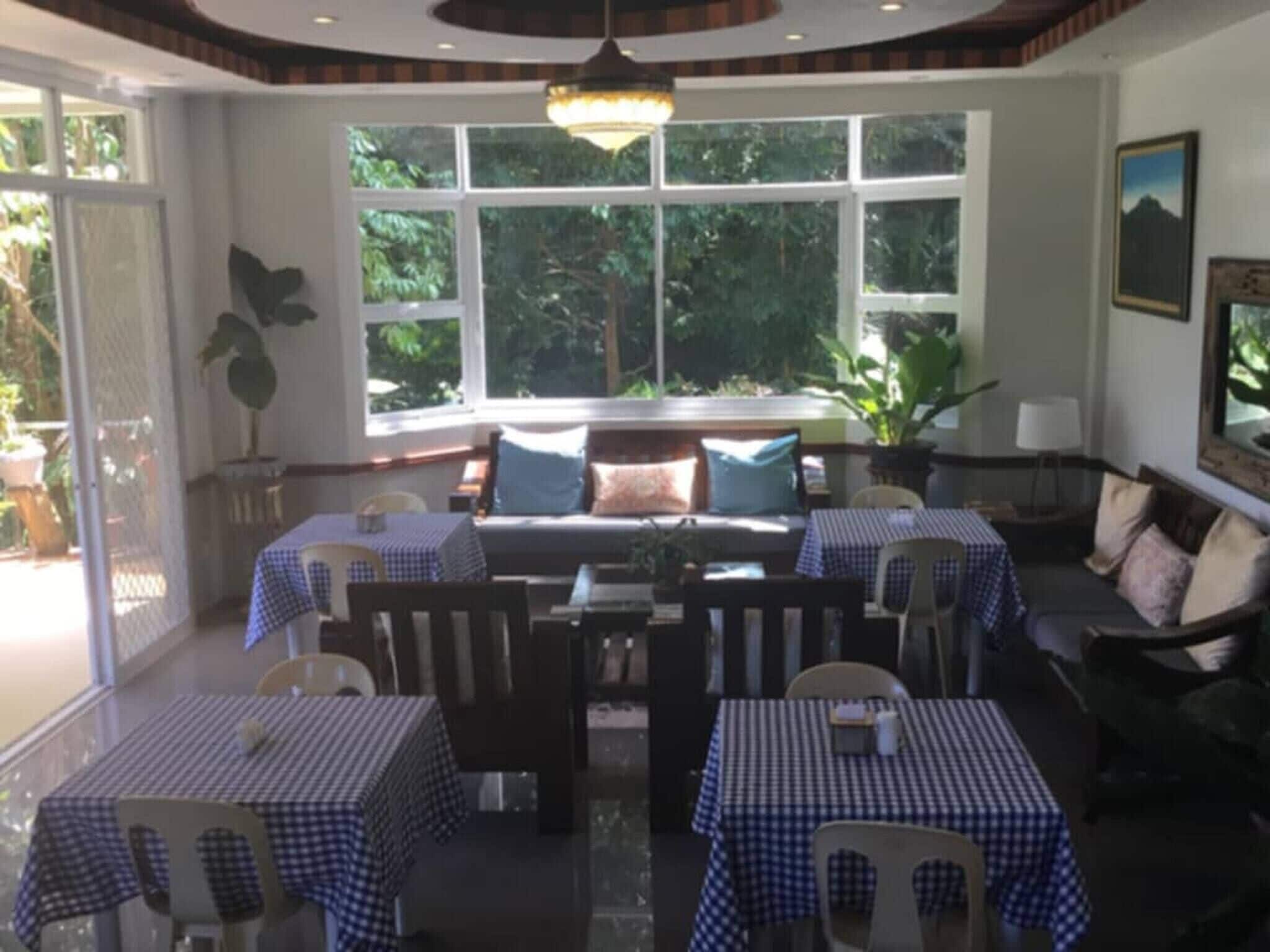 Room, 1 Bedroom, Accessible, Garden View | Dining room