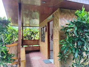ห้องพัก, 1 ห้องนอน, ระเบียง, วิวสวน | ลานระเบียง/นอกชาน