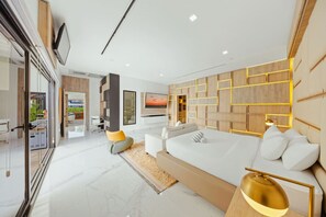 Una sala de estar moderna con un sofá grande, un televisor montado en la pared y un muro decorativo de madera.
