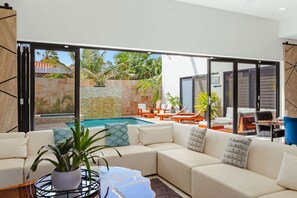 TV, offices - NEW LUX 5 Bed 5 Bath Pool Near To Beach By Bocobay (Noord)