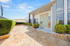 Exterior - NEW LUX 5 Bed 5 Bath Pool Near To Beach By Bocobay (Noord)