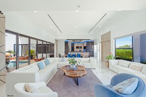 TV, offices - NEW LUX 5 Bed 5 Bath Pool Near To Beach By Bocobay (Noord)