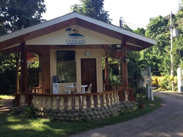 Chambre, 1 chambre, balcon, vue jardin | Entrée de l’hébergement