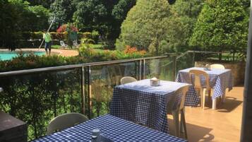 Room, 1 Bedroom, Balcony, Garden View | Dining room