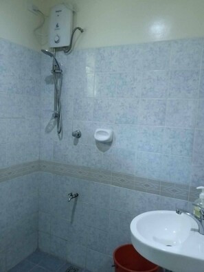 Chambre, 1 chambre, balcon, vue jardin | Salle de bain