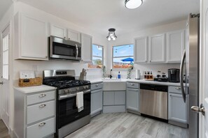 Refrigerador, microondas, horno y parrilla de estufa 