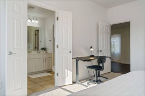 4 bedrooms, desk, iron/ironing board, travel cot - Entire 8-BR Home Near Tesla & Samsung Sites (Manor)