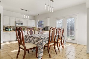 Dining - Entire 8-BR Home Near Tesla & Samsung Sites (Manor)