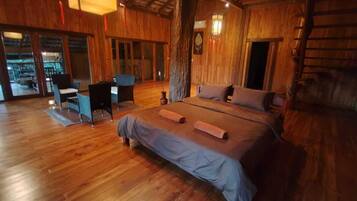 Superior Penthouse, Lake View | Free WiFi