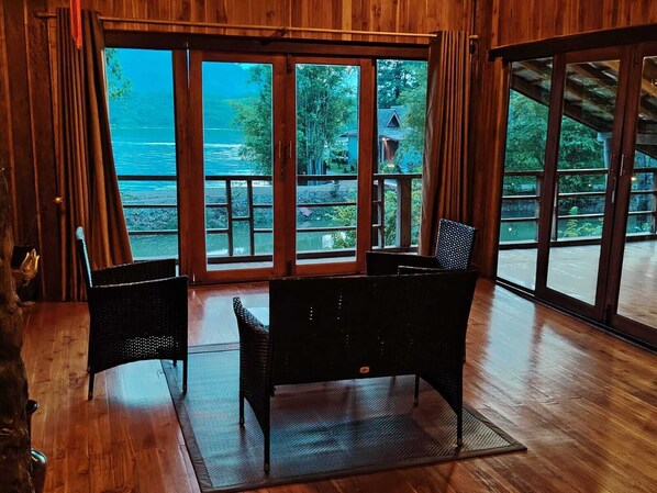 Superior Penthouse, Lake View | Free WiFi