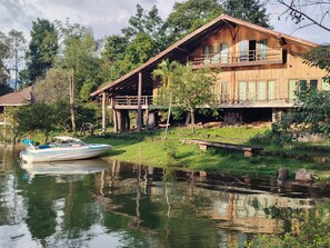 Superior Penthouse, Lake View | Free WiFi