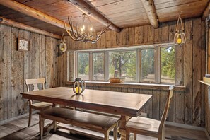 Dining - The Moose Bunkhouse: A spacious 4-bedroom retreat just 6 minutes from Yellowstone. (West Yellowstone)