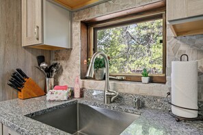 Fridge, microwave, oven, stovetop - The Moose Bunkhouse: A spacious 4-bedroom retreat just 6 minutes from Yellowstone. (West Yellowstone)