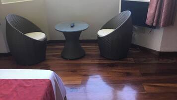 Room, 1 Bedroom, Balcony, Garden View | Ruang tamu