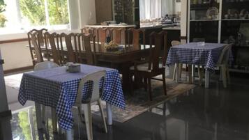 Kamar, 1 kamar tidur, balkon, pemandangan kebun | Ruang makan