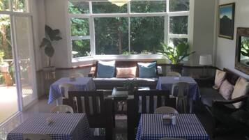 Kamar, 1 kamar tidur, pemandangan kebun | Ruang makan