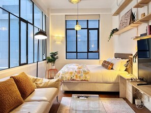 1 bedroom, iron/ironing board, WiFi, bed sheets - Charming City Nook Steps From Everything Queen St (Auckland City)