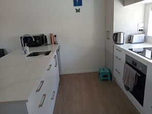 Kühlschrank, Mikrowelle, Ofen, Geschirrspüler