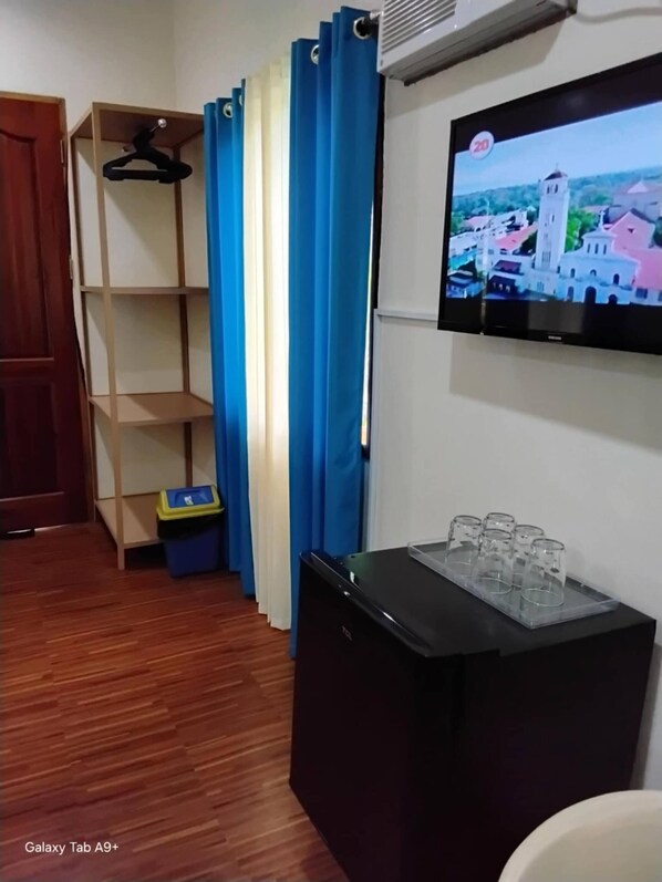 Room, 1 Bedroom, Accessible, Garden View | Room amenity