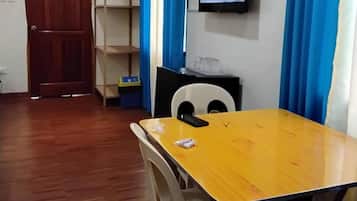 Room, 1 Bedroom, Accessible, Garden View | Living area