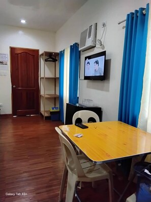 Room, 1 Bedroom, Accessible, Garden View | Living area