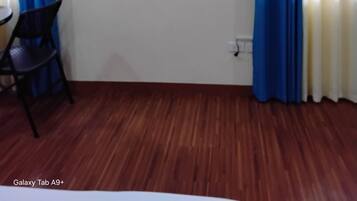 Room, 1 Bedroom, Accessible, Garden View | Living room