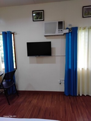 Room, 1 Bedroom, Accessible, Garden View | Living room