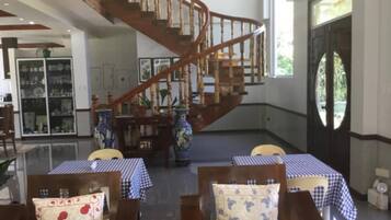 Room, 1 Bedroom, Accessible, Garden View | Living room