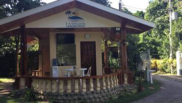 Chambre, 1 chambre, accessible aux personnes à mobilité réduite, vue jardin | Restauration extérieure