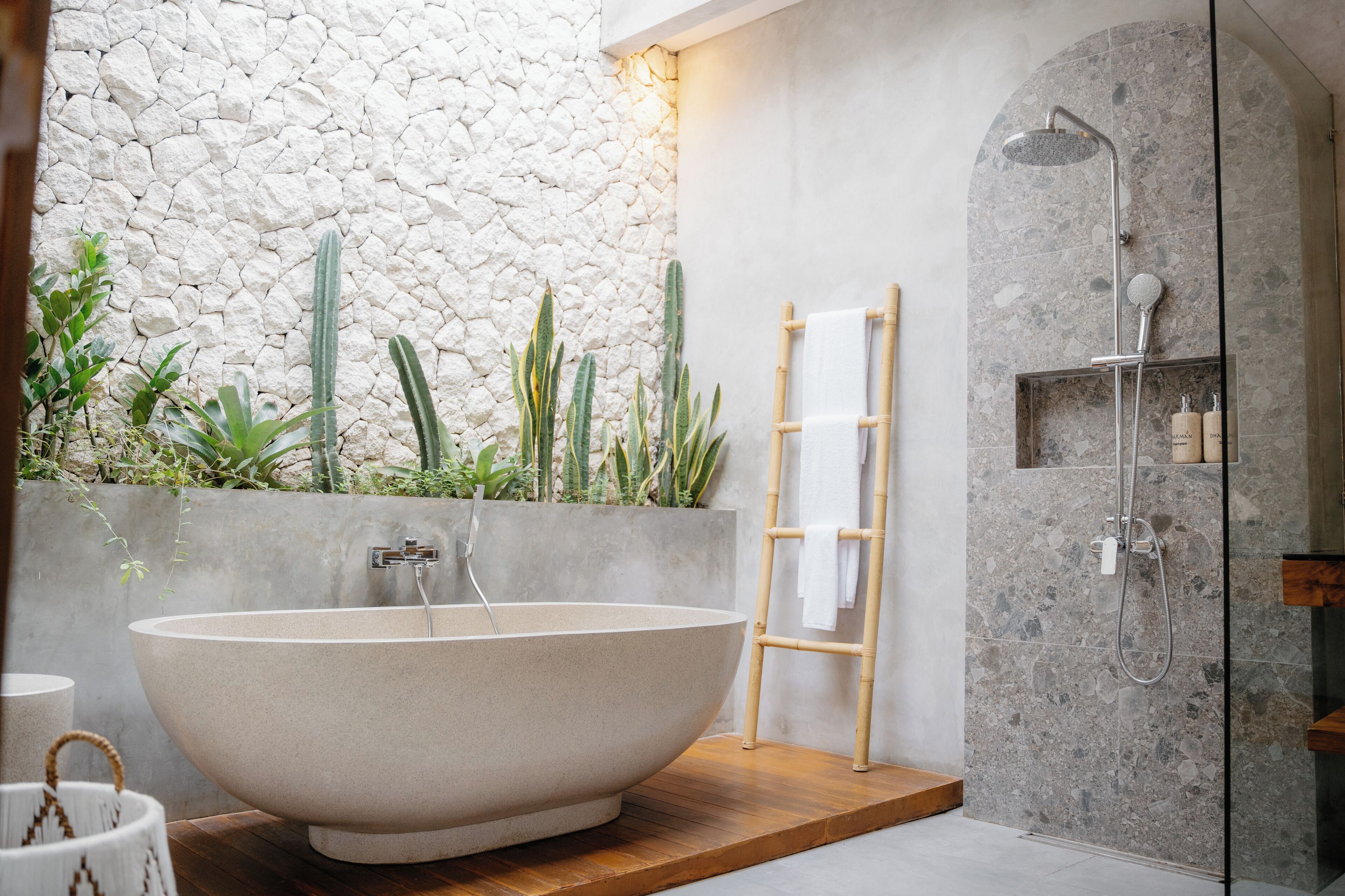 Combined shower/bathtub, hair dryer, towels, soap