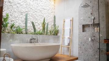 Duschwanne, Haartrockner, Handtücher, Seife