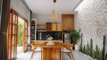 Villa, 3 habitaciones, piscina privada | Cocina básica privada | Frigorífico, placa de cocina, lavavajillas y utensilios de cocina