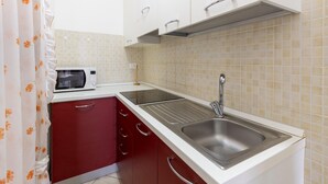 Apartment | Private kitchen - Apartment With air Conditioning and sea Views (Castelsardo)