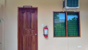 Chambre, 1 chambre, accessible aux personnes à mobilité réduite, vue jardin | Façade de l’hébergement