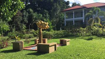 Chambre, 1 chambre, accessible aux personnes Ă mobilitĂ© rĂ©duite, vue jardin | Façade de lâhĂ©bergement