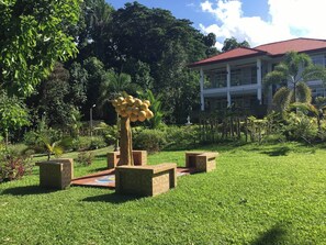 ห้องพัก, 1 ห้องนอน, พร้อมสิ่งอำนวยความสะดวกสำหรับผู้พิการ, วิวสวน | ด้านหน้าที่พัก